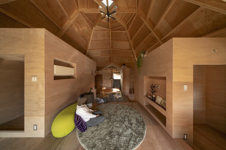 Da tradição à vida moderna: a versatilidade e a elegância da madeira em 12 interiores japoneses